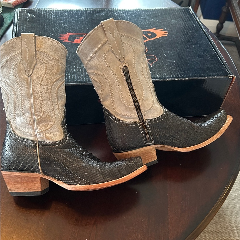 Freebird women’s 8 Warwick Olive python multi. Ne… - image 3